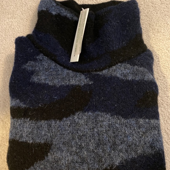 NEW Aqua Bloomingdale’s Women’s Knit Turtleneck Sweater Small Blue Camouflage - Picture 4 of 4